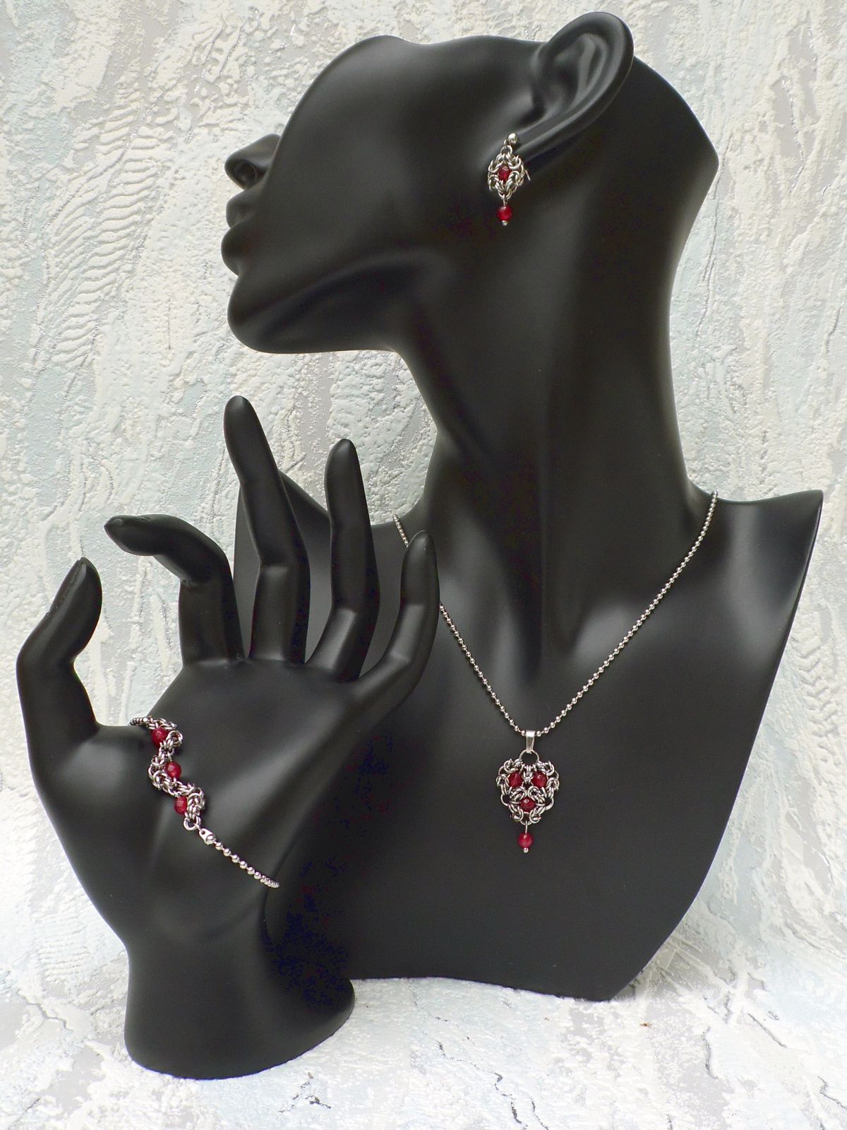 Stalowy komplet biżuterii chainmaille z rubinami