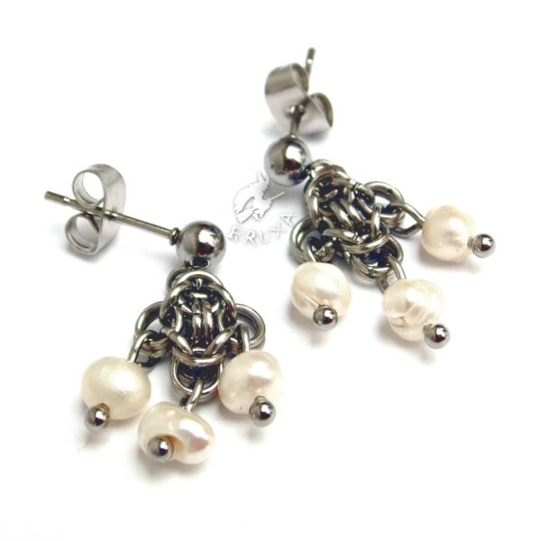 kolczyki chainmaille z kolekcji Sauvage z białymi perełkami hodowanymi