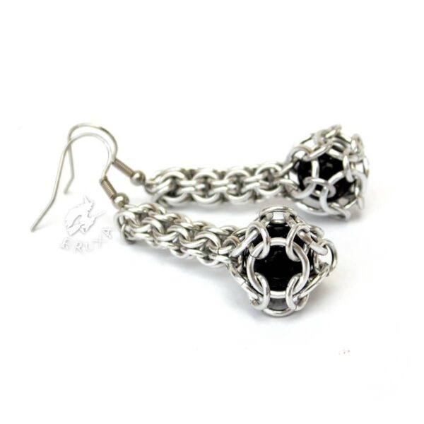 Kolczyki chainmaille w kształcie maczug w kolorze jasnego srebra z czarnym kamieniem