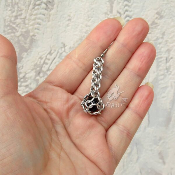 Kolczyki chainmaille w kształcie maczug w kolorze jasnego srebra z czarnym kamieniem