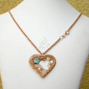 Naszyjnik "Secesyjne serce" wire-wrapping z brązu z perłami i masą perłową