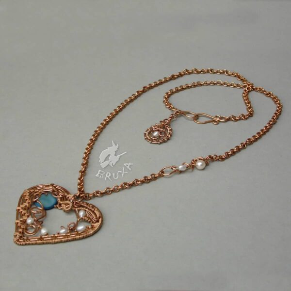 Naszyjnik "Secesyjne serce" wire-wrapping z brązu z perłami i masą perłową