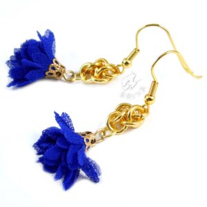 Kobaltowo złote kolczyki chainmaille z tekstylnym kwiatkiem - zbliżenie na splot