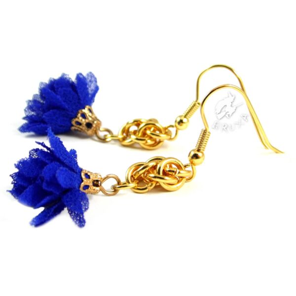 Kobaltowo złote kolczyki chainmaille z tekstylnym kwiatkiem