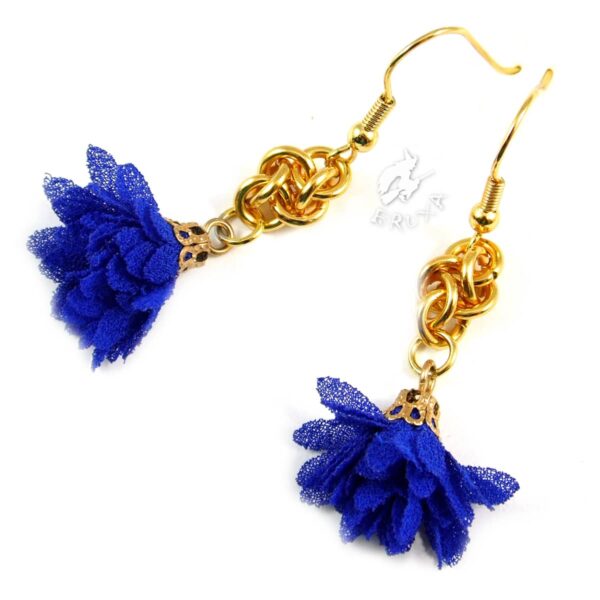 Kobaltowo złote kolczyki chainmaille z tekstylnym kwiatkiem
