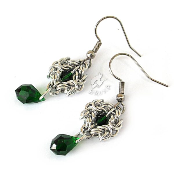 Kolczyki chainmaille Anastazja z kolekcji Glamour, z zielonymi kryształkami