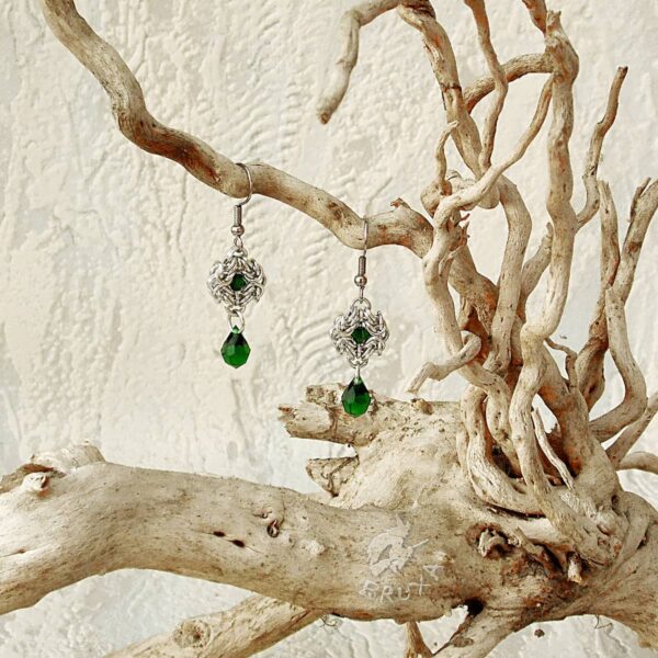 Kolczyki chainmaille Anastazja z kolekcji Glamour, z zielonymi kryształkami