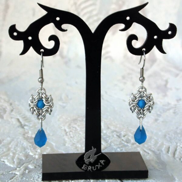 Kolczyki chainmaille Anastazja z kolekcji Glamour, z niebieskimi kryształkami