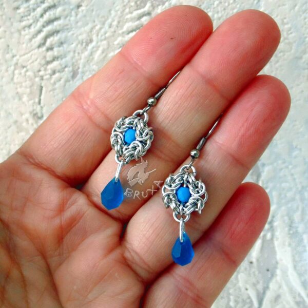 Kolczyki chainmaille Anastazja z kolekcji Glamour, z niebieskimi kryształkami