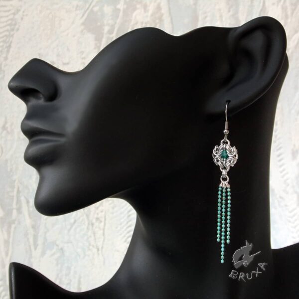 Kolczyki chainmaille z kolekcji Glamour, z turkusowymi kryształkami i chwostem z łańcuszków