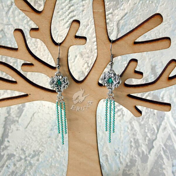 Kolczyki chainmaille z kolekcji Glamour, z turkusowymi kryształkami i chwostem z łańcuszków