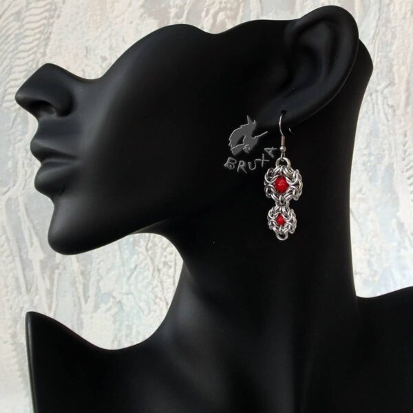 Kolczyki chainmaille z kolekcji Glamour, z czerwonymi perełkami