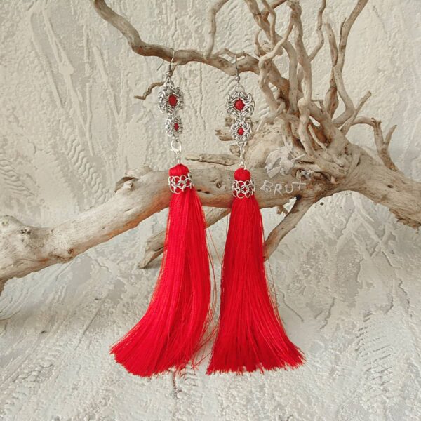 Kolczyki chainmaille z kolekcji Glamour, z odpinanym czerwonym chwostem