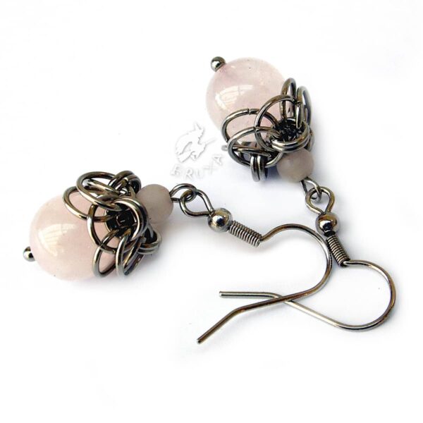 Kolczyki chainmaille ze stali chirurgicznej z różowym kwarcem