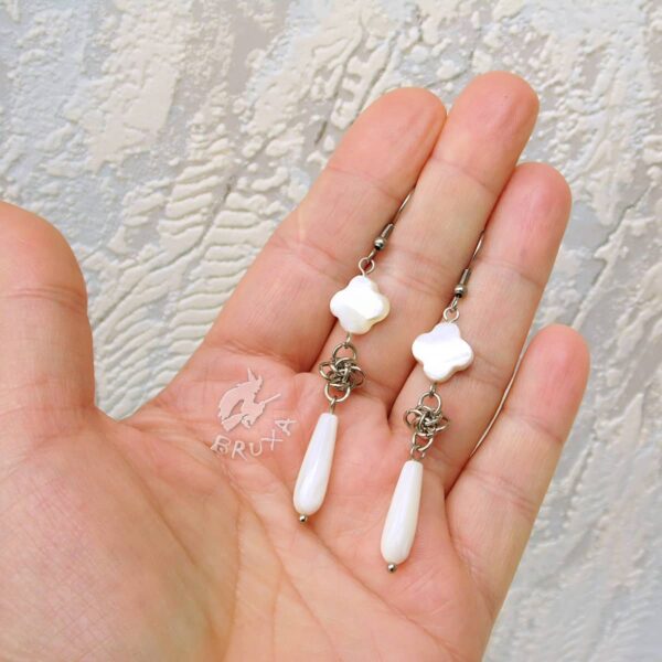 Wiszące kolczyki chainmaille z naturalną masą perłową