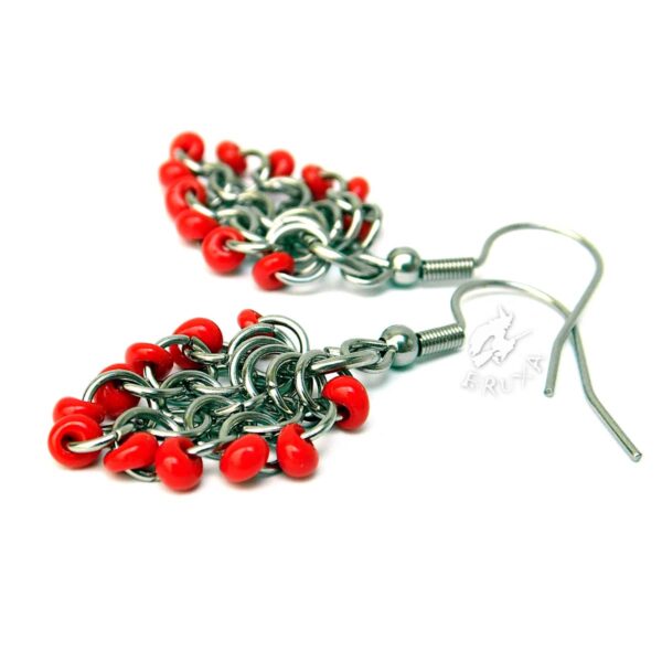 Kolczyki chainmaille w formie gronek z drobnymi koralikami w kolorze czerwonym