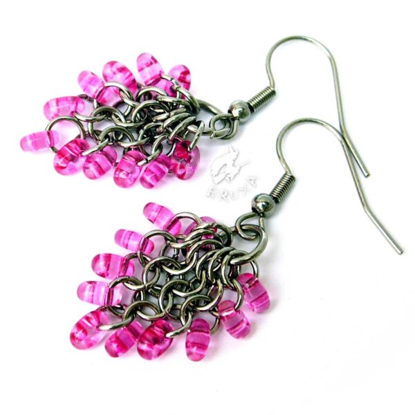 Kolczyki chainmaille w formie gronek z drobnymi koralikami w kolorze różowym