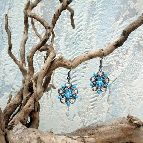 Kolczyki chainmaille w formie kwiatków z drobnymi koralikami w kolorze niebieskim