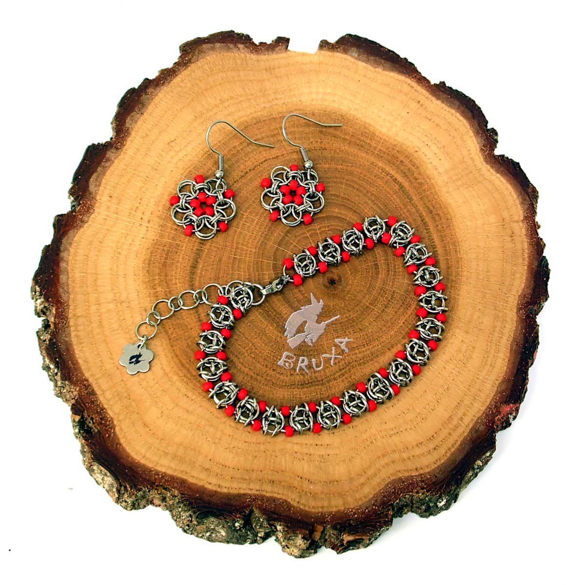 komplet biżuterii chainmaille z czerwonymi koralikami