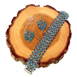 komplet biżuterii chainmaille z niebieskimi koralikami
