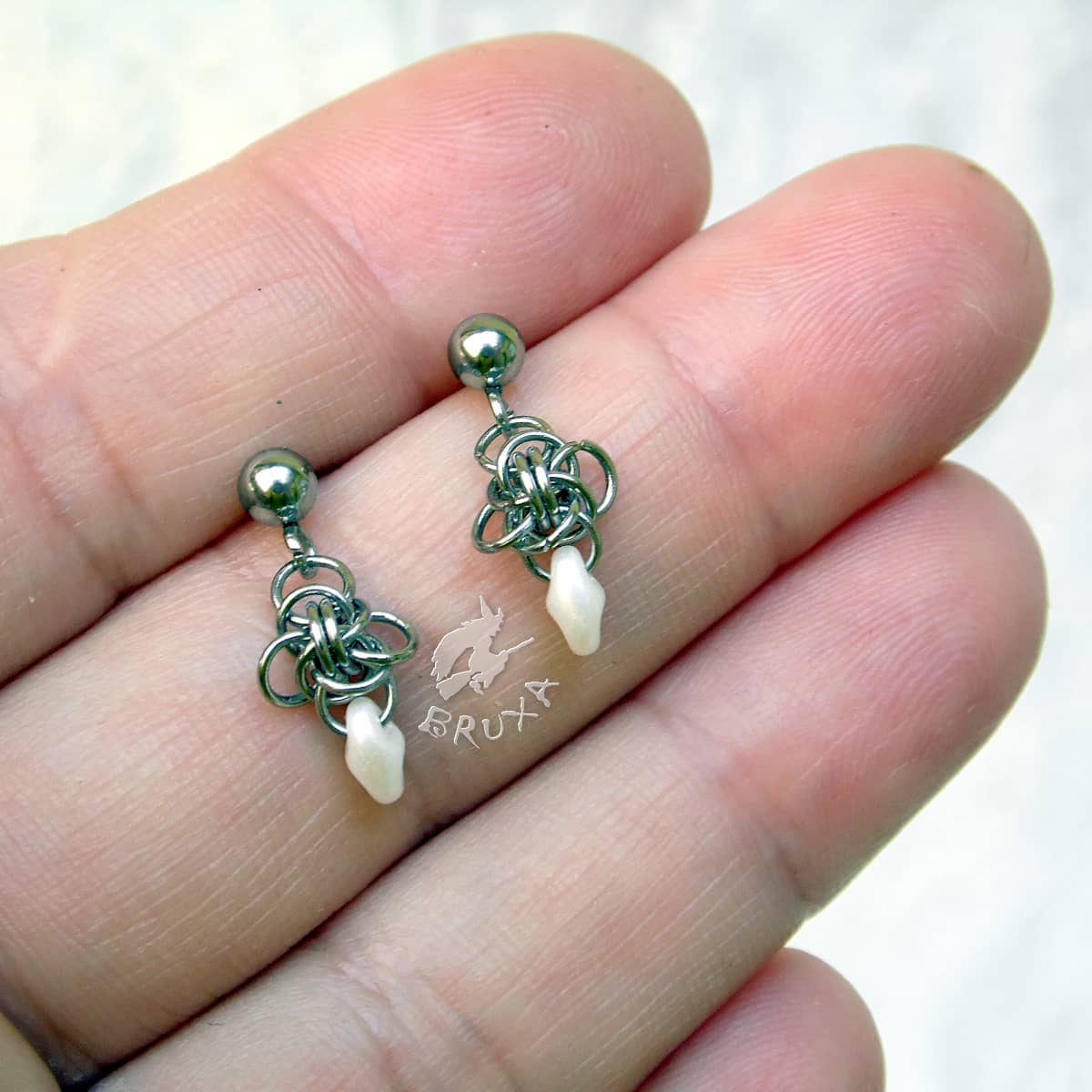 Mini kolczyki chainmaille z drobnymi perłowymi koralikami w kolorze białym