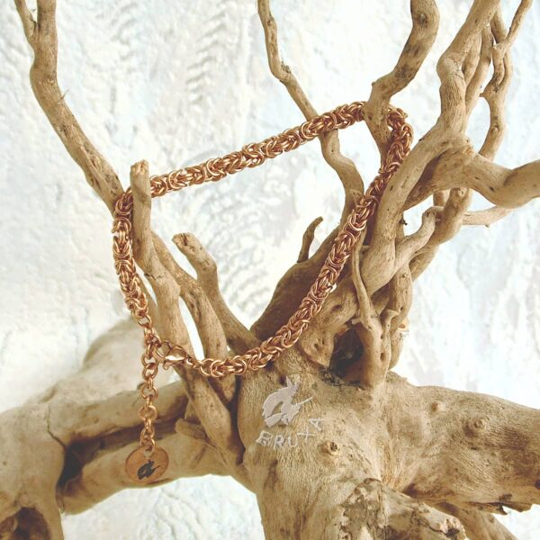 Delikatna brązowa bransoletka chainmaille wykonana splotem bizantyjskim