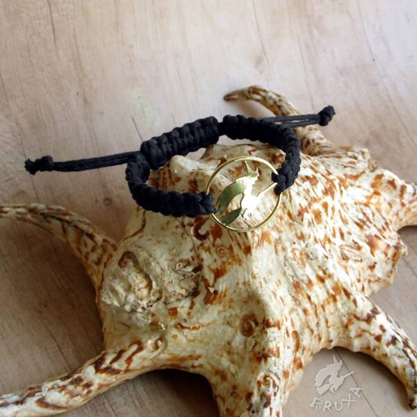 Czarna makramowa bransoletka ze złotym łącznikiem przedstawiającym czarownicę na miotle, wykonanym z mosiądzu