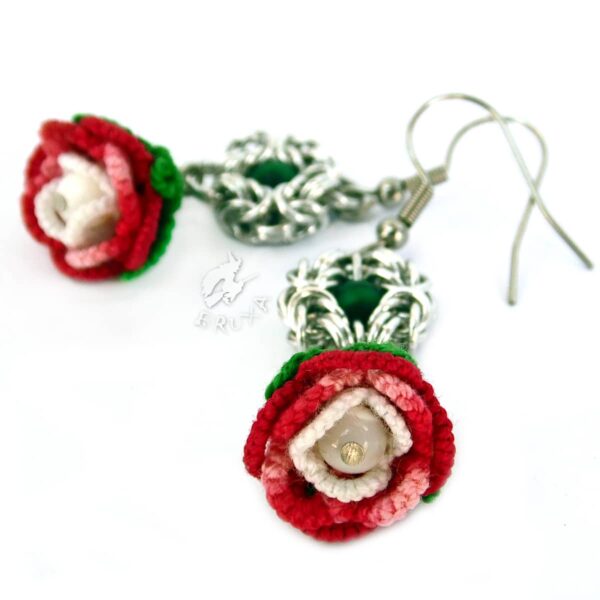 Kolczyki chainmaille z zielono-czerwono-białymi frywolitkowymi różyczkami
