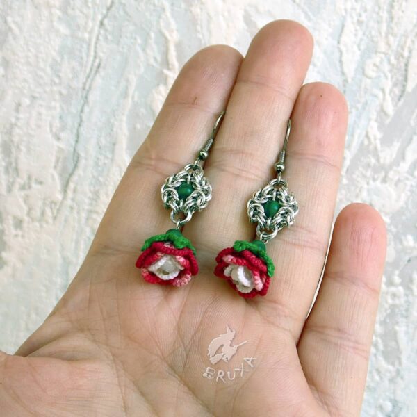 Kolczyki chainmaille z zielono-czerwono-białymi frywolitkowymi różyczkami