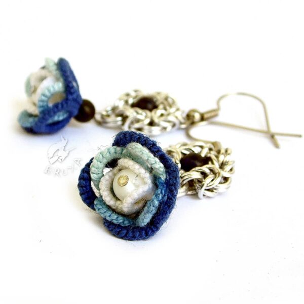 Kolczyki chainmaille z niebiesko-białymi frywolitkowymi różyczkami