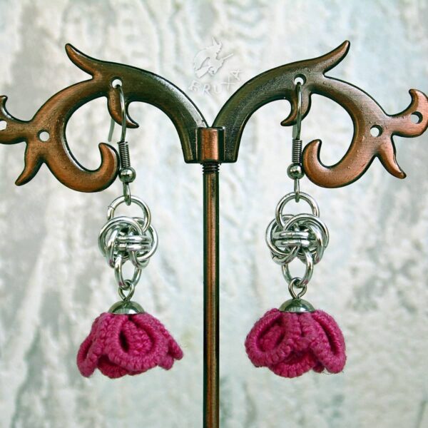 Kolczyki chainmaille z intensywnie różowymi frywolitkowymi różyczkami
