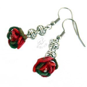 Kolczyki chainmaille z czerwono-zielonymi frywolitkowymi różyczkami