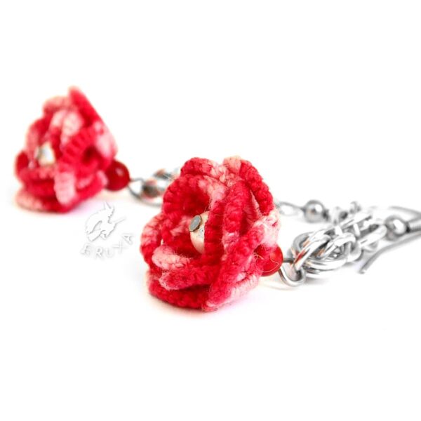 Kolczyki chainmaille z czerwonymi cieniowanymi frywolitkowymi różyczkami