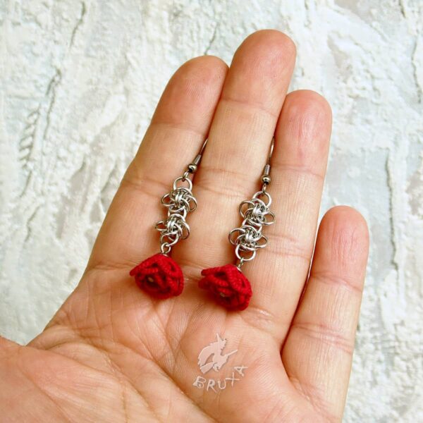 Kolczyki chainmaille z czerwonymi frywolitkowymi różyczkami
