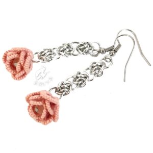 Kolczyki chainmaille z jasno-różowymi frywolitkowymi różyczkami