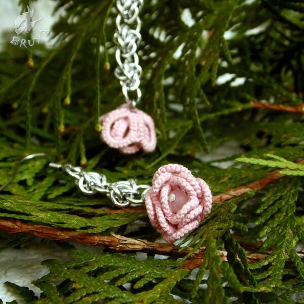 Kolczyki chainmaille z jasno-różowymi frywolitkowymi różyczkami