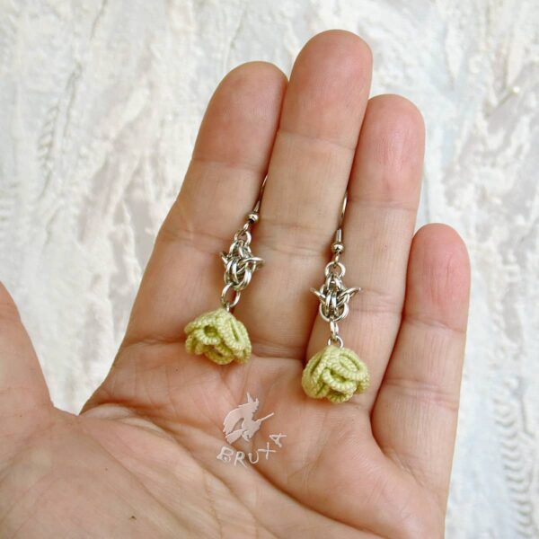 Kolczyki chainmaille z jasno-zielonymi frywolitkowymi różyczkami
