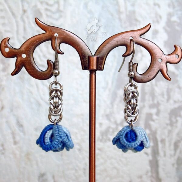 Kolczyki chainmaille z niebieskimi cieniowanymi frywolitkowymi różyczkami