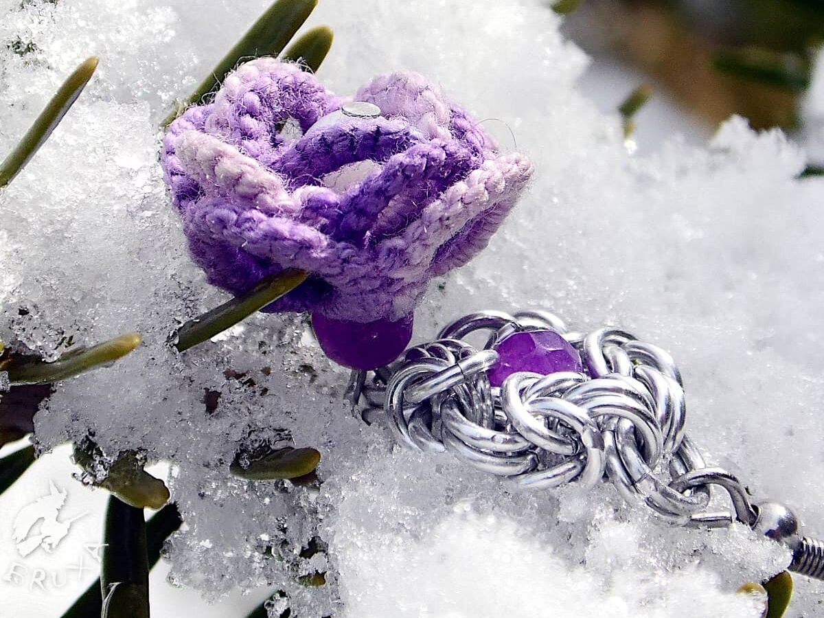 Frywolitkowy kwiatek na śniegu wyglądający jak krokus