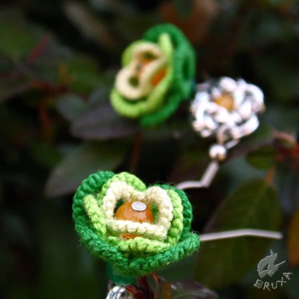 Kolczyki chainmaille z zielono-żółtymi frywolitkowymi różyczkami