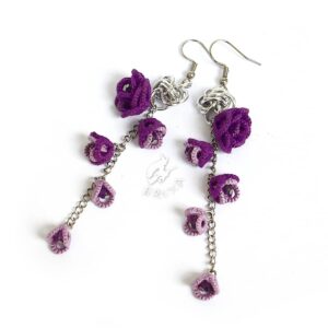 Kolczyki chainmaille z gronkami frywolitkowych kwiatków cieniowanych w kolorze fioletowym