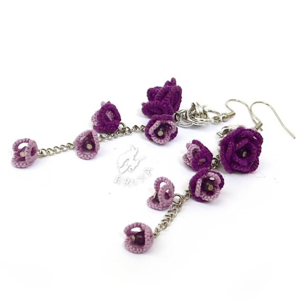 Kolczyki chainmaille z gronkami frywolitkowych kwiatków cieniowanych w kolorze fioletowym