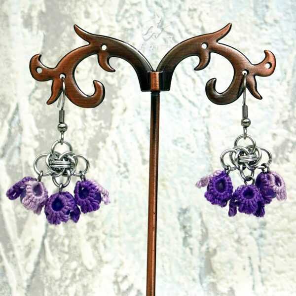Kolczyki chainmaille z pęczkiem fioletowych frywolitkowych kwiatków