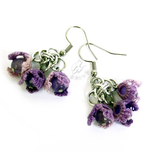 Kolczyki chainmaille z pęczkiem fioletowych frywolitkowych kwiatków