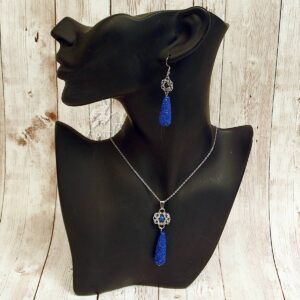 Komplet biżuterii chainmaille z lapis lazuli i dużą rzeźbioną granatową kroplą