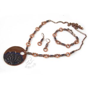 Komplet miedzianej biżuterii chainmaille z dużym ceramicznym medalionem i miedzianymi podkładkami.