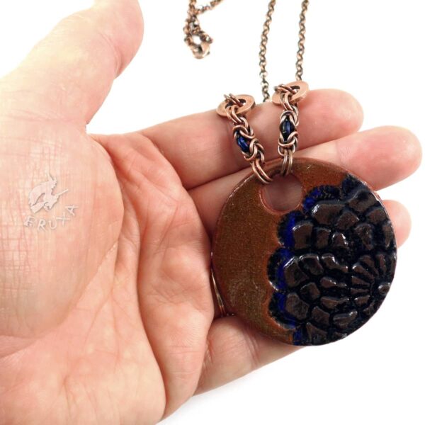 Miedziany naszyjnik chainmaille z dużym ceramicznym medalionem na dłoni