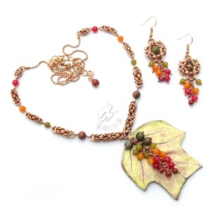 Komplet biżuterii chainmaille z brązu z ceramicznym listkiem tulipanowca i gronkami minerałów w jesiennych kolorach
