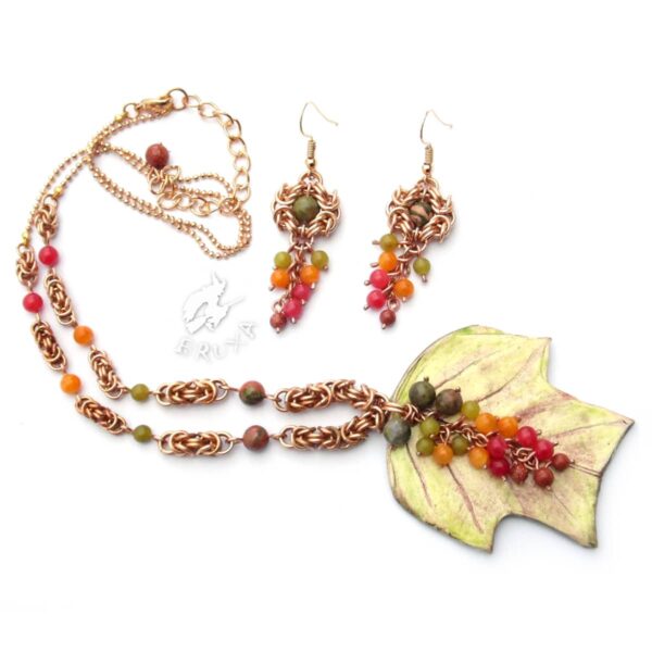 Komplet biżuterii chainmaille z brązu z ceramicznym listkiem tulipanowca i gronkami minerałów w jesiennych kolorach