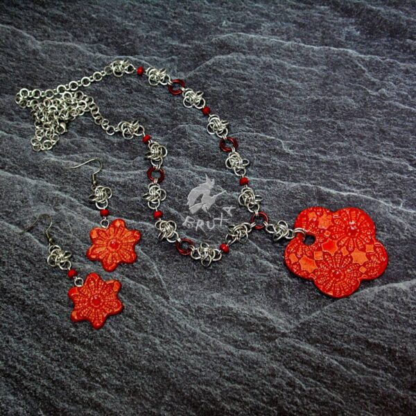Komplet biżuterii chainmaille z czerwonymi ceramicznymi kwiatkami